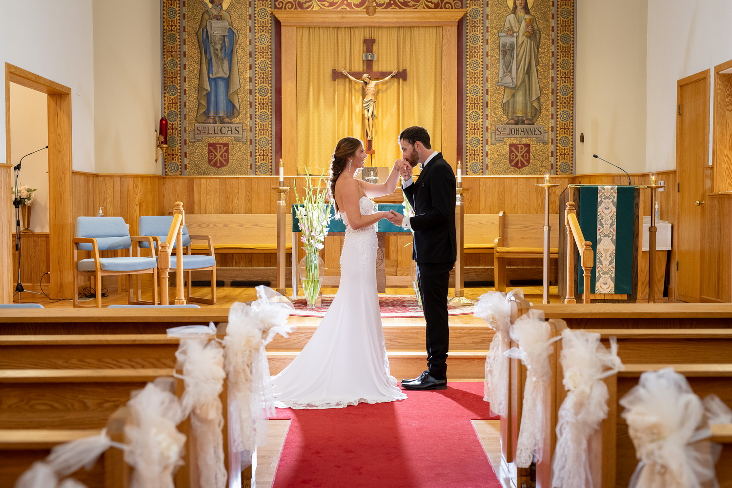 Backlit altar kiss